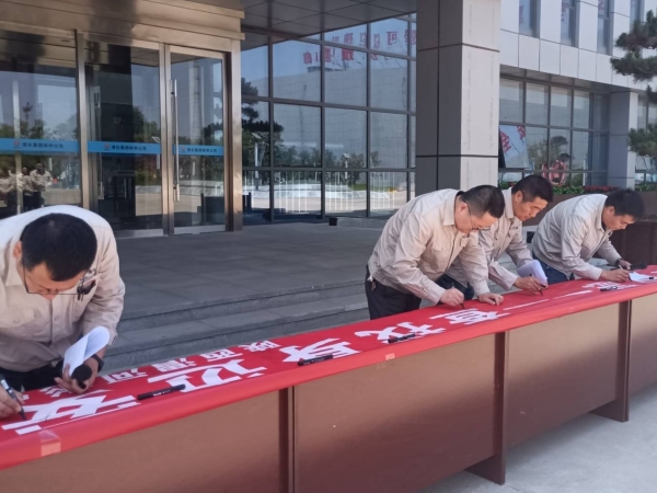 291748477628119991.jpg 啟動儀式上領(lǐng)導(dǎo)簽字4.jpg