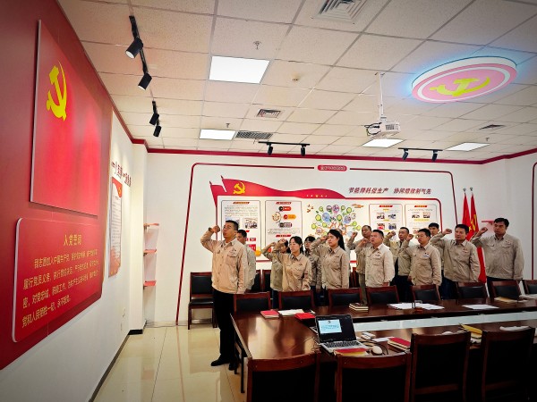 7月17日下午，乙二醇車間黨支部開展”同過政治生日 永葆黨員本色“主題黨日活動，黨員們重溫入黨誓詞.jpg