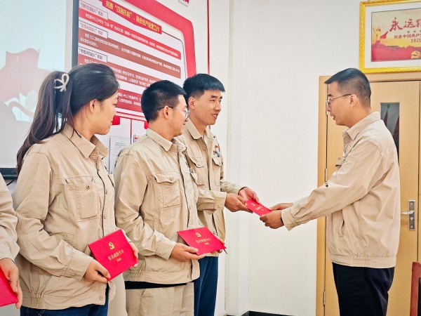7月17日下午，乙二醇車間黨支部開展”通過政治生日 永葆黨員本色“主題黨日活動，支部書記楊磊為過”政治生日“黨員贈送賀卡.jpg
