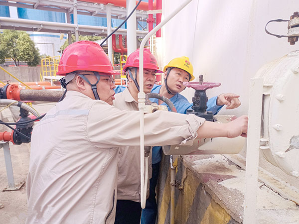 7月30日下午，公司副總工程師、生產(chǎn)部安全風(fēng)險排查工作-圖為630罐區(qū).jpg
